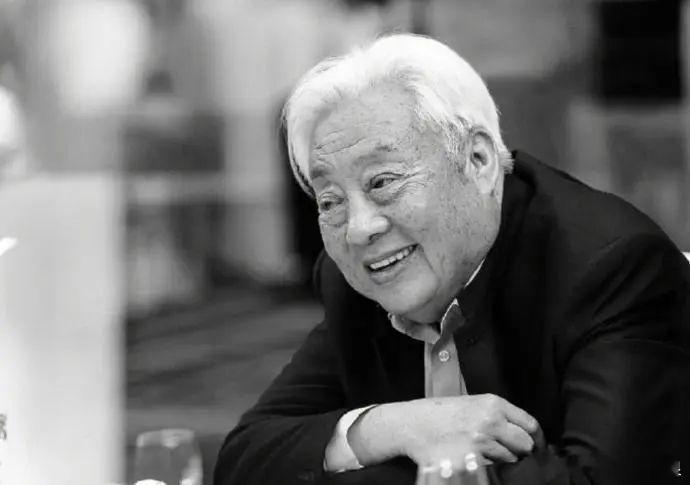 【闫妮发文悼念朱广龙：永远严厉又风趣的佟老爹；两人曾在《武林外传》中饰演父女】8