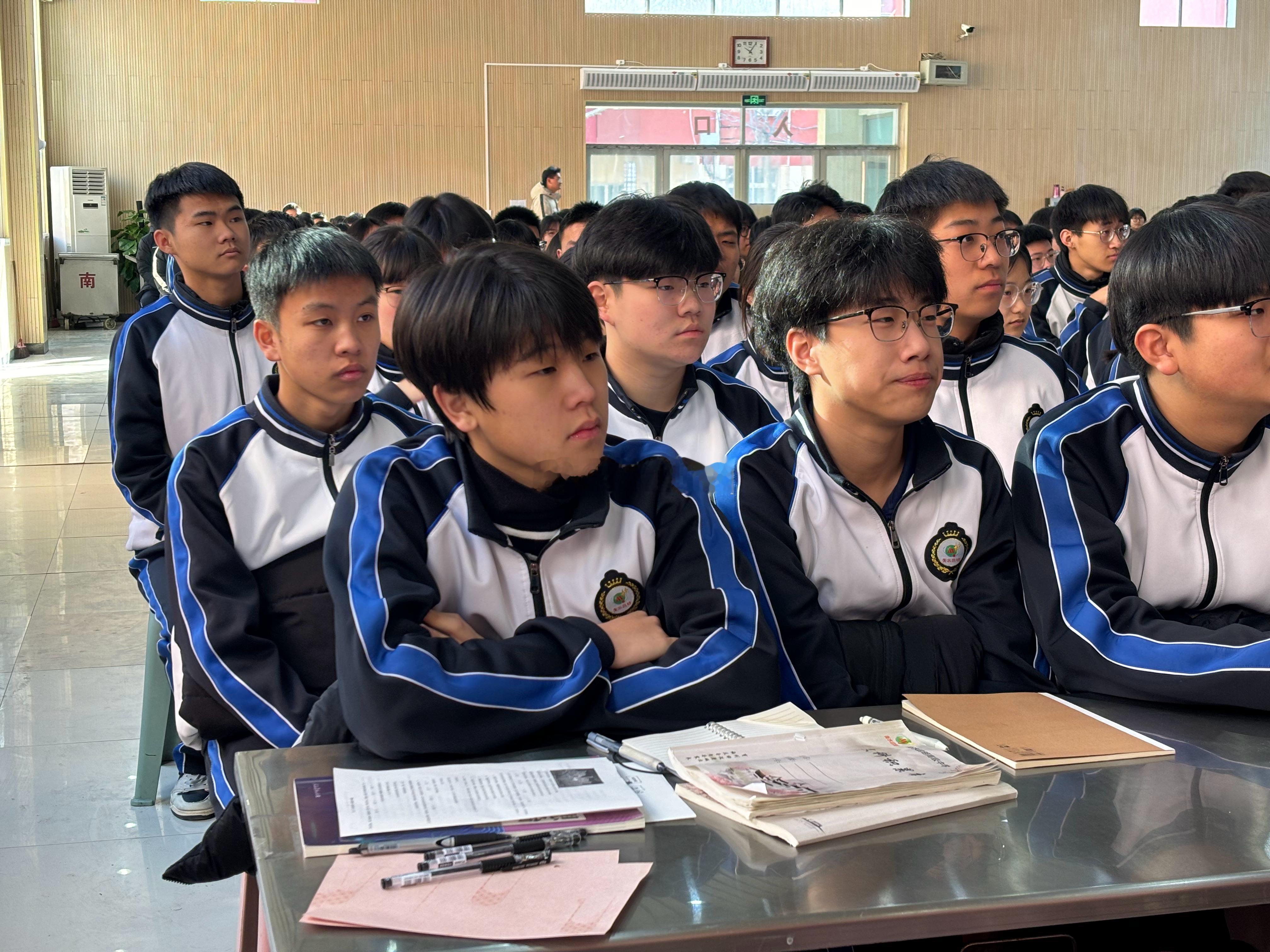 八卦博主曝陈雪凝老公是男名媛八卦博主曝陈雪凝老公是男名媛，随后陈雪凝老公直播回应