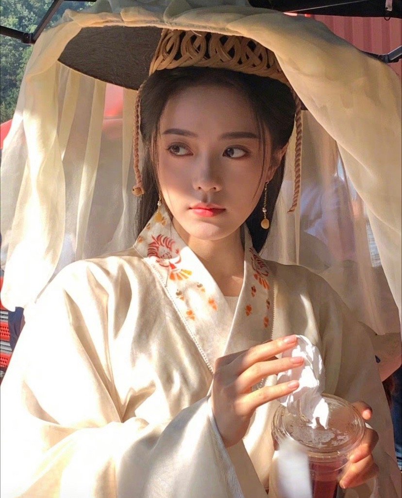 在电视剧《度华年》中，赵今麦饰演的李蓉是一个备受关注的角色。她是大夏朝的长公主，