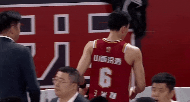 当于米提对着北控小外援狂喷垃圾话，差点引起两队赛后冲突的时候，潘江指导乐了因为他