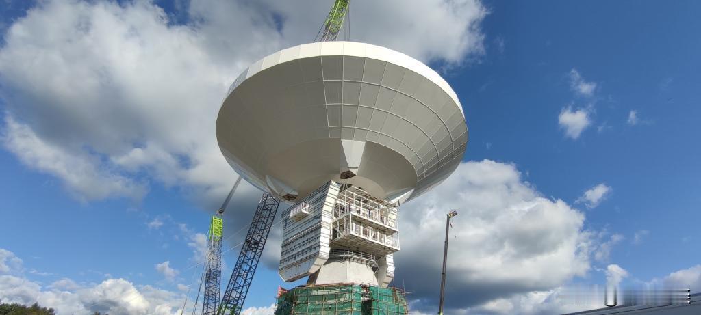 无线电小知识：认识一下卫星抛物面天线（俗称大锅）

      我们平常看到的像