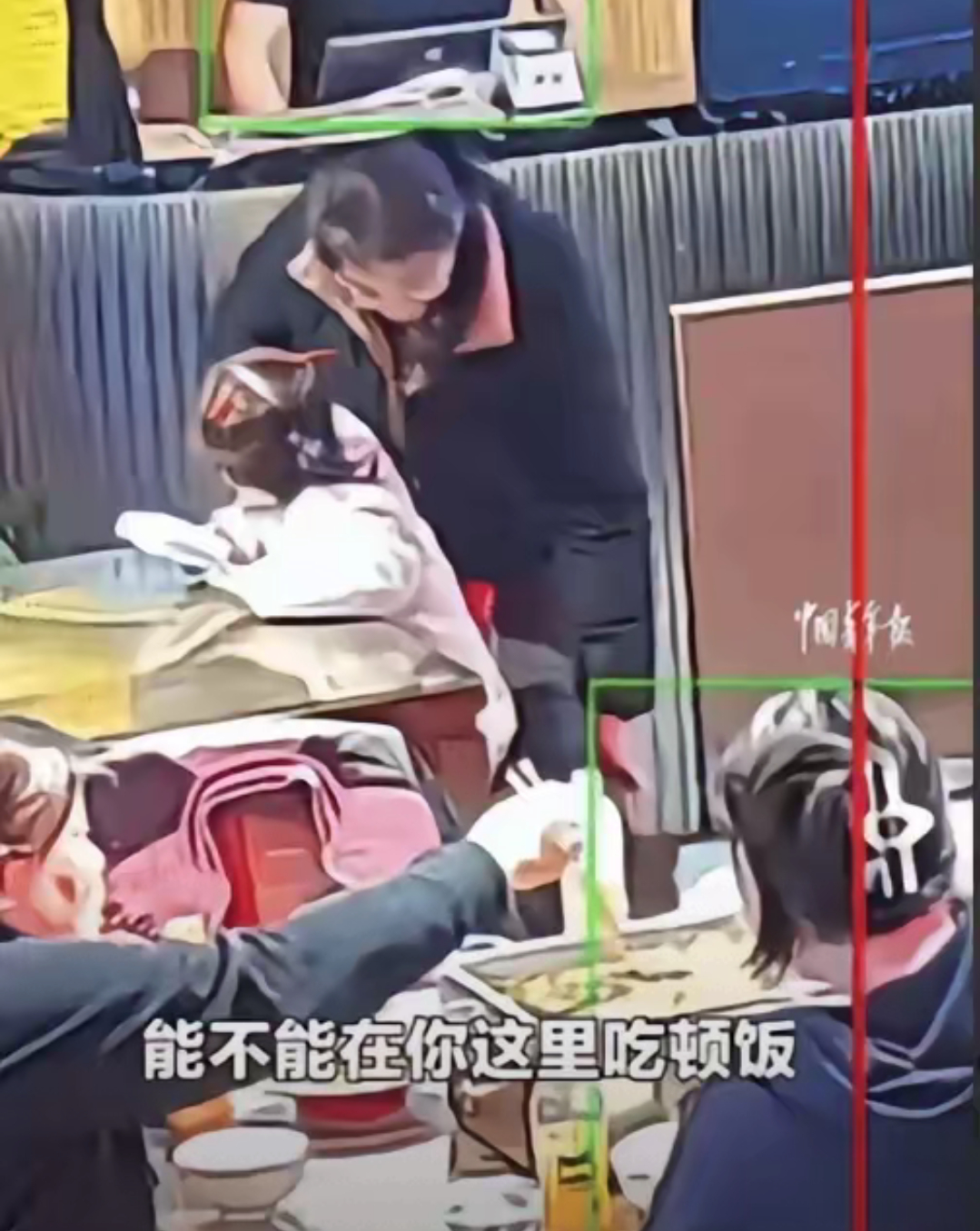 泪目了。山东，一位母亲给孩子看完病后，身无分文，走进餐馆怯生生地对老板说：“能不