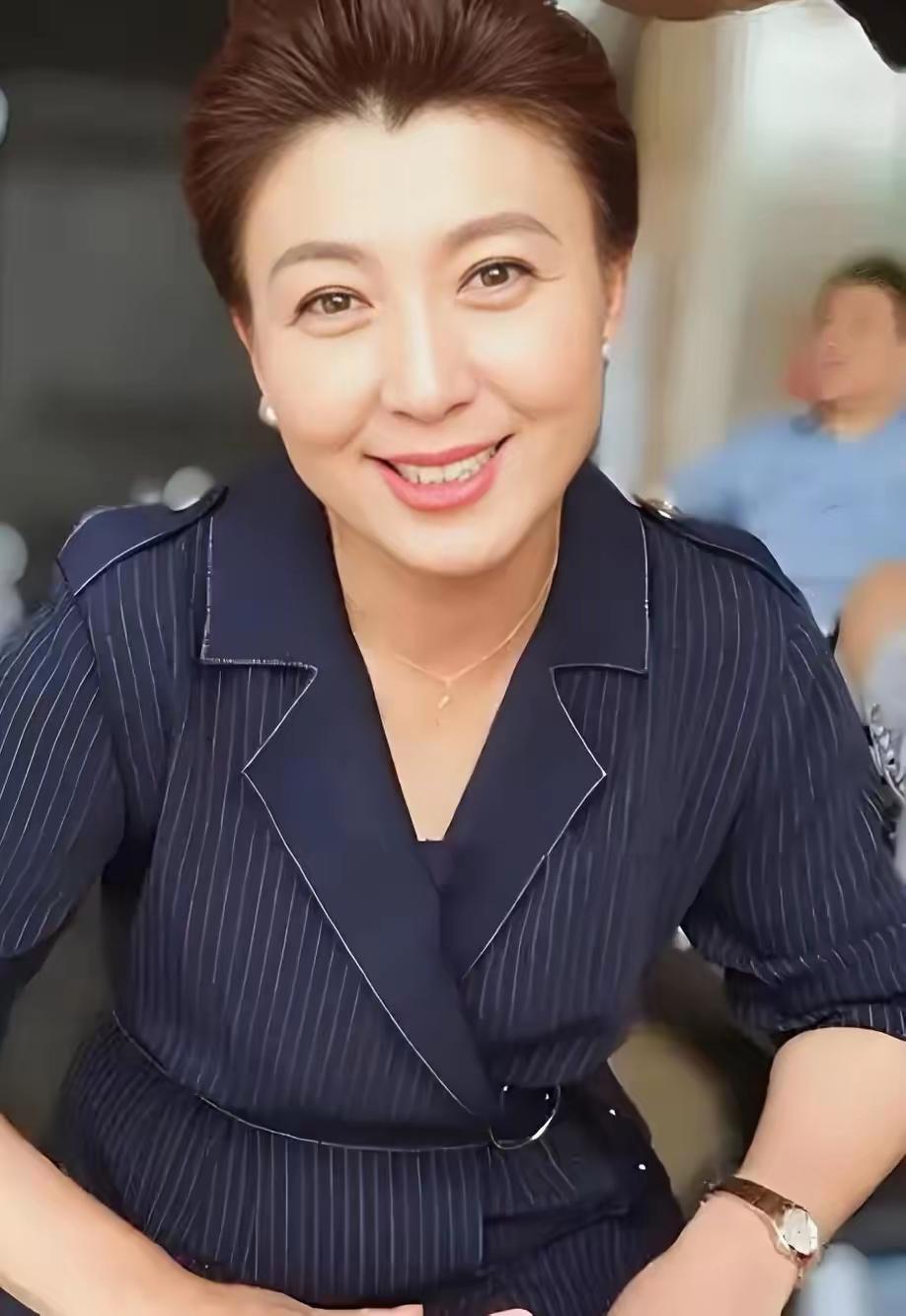 横店这回是彻底不惯着了！闫学晶穿着戏服直播三小时，直接被剧组请走，十万违约金当场