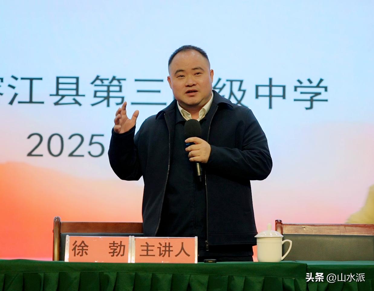 看了不少县委书记给高三学子加油鼓劲的报道，但最能打动人的还是贵州榕江县委书记徐勃
