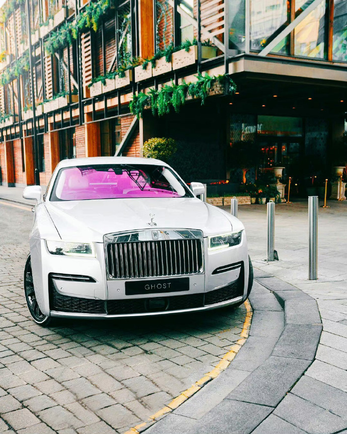 劳斯莱斯古斯特，那可是妥妥的大佬座驾！加长版尺寸达 5569mm1948mm15