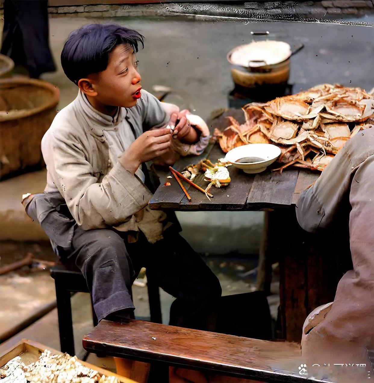 1947年，上海。民国，人们吃不起饭时，只能以大闸蟹充饥。那痛风患者怎么办？ 