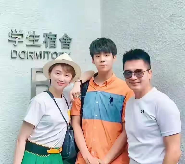 为什么不帮24岁的儿子许何，让他一个人面对妈妈的葬礼？
 
在孩子最难时，父亲应