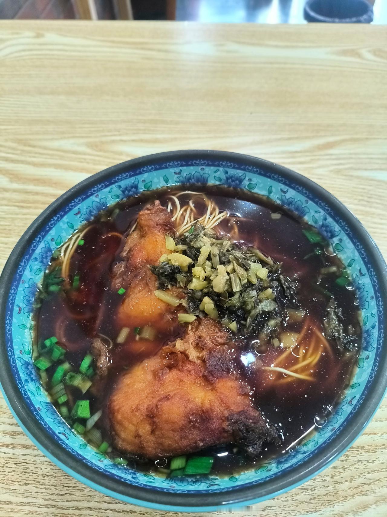 蓬朗菜场旁边的城东面馆，新开的店，挨着韩红面馆开，这是要卷到飞起吗😂

要的爆