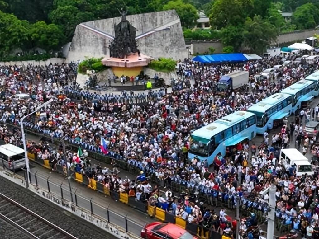 菲律宾首都万人大游行，小马科斯吓得取消全部行程

近日，菲律宾首都马尼拉突发大规