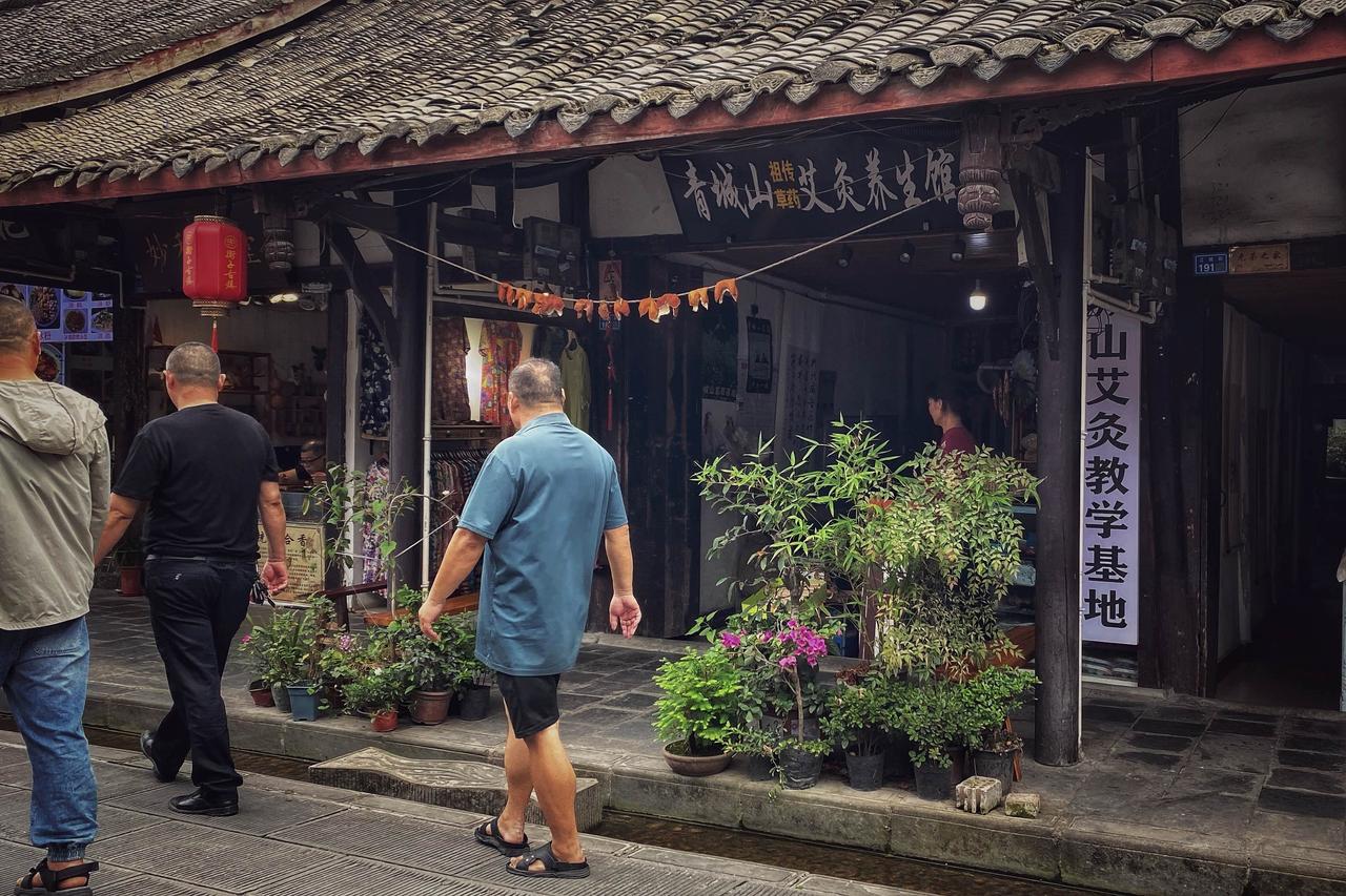 来古镇旅游的的游客有福啦，快快看过来！
始建于隋代时期的街子古镇，历史悠久、山清