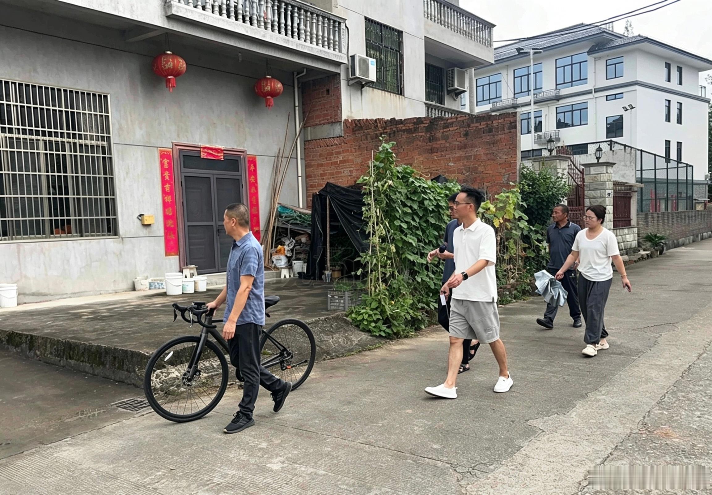 丽水松阳全力迎战台风巴威迎战台风，排查先行。村干部与镇干部一同走村串户，现场研判