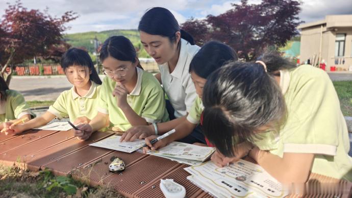 台州这位老师让山区教育长出新模样 县城名师的光环，王影没要，她选了石梁的茶园、飞