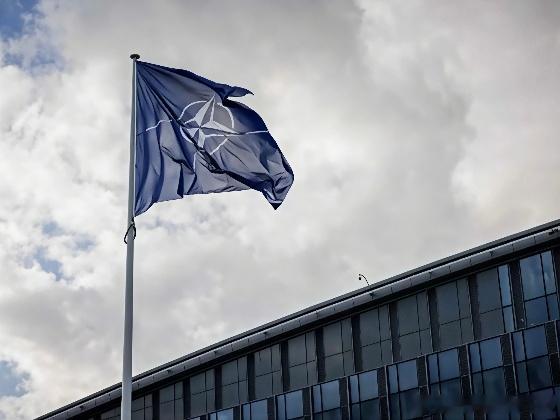 笑了，在推特上看到丹麦网友迷惑发问：如果美军入侵格陵兰岛，是否可以触发北约集体防