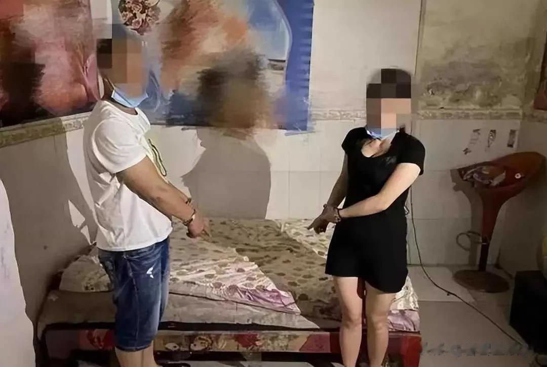 事情发生在2019年。这位老人因嫖娼被当地警方逮捕。当他的双手被警察戴上手铐时，