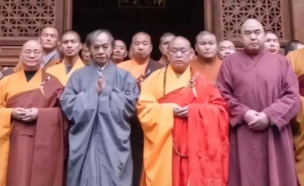 他竟然花200亿在少林寺出家，这些钱都归了少林方丈。他从月薪300台币慢慢打拼。