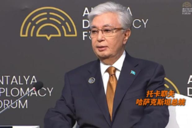 谁也没想到，哈萨克斯坦总统托卡耶夫，竟在国际重大场合上，当着一百五十多个国家代表