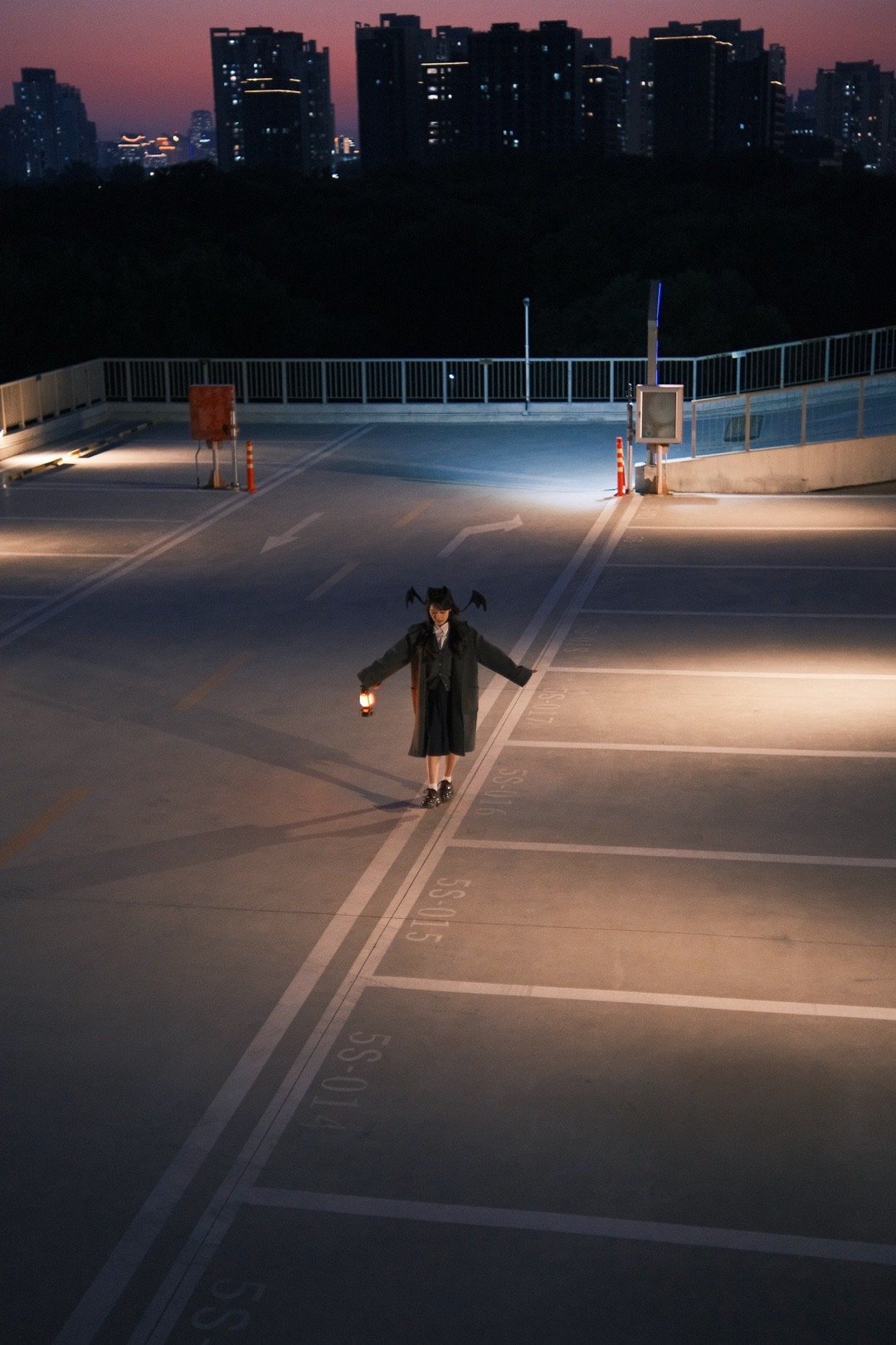 被傍晚的粉紫色晚霞美到失语，所以变成落单的小恶魔了[开摆][开摆][开摆] ​​