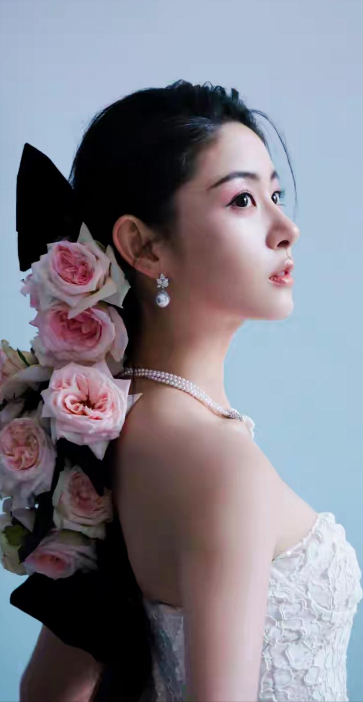 花簪映玉颜，珠光映美人。