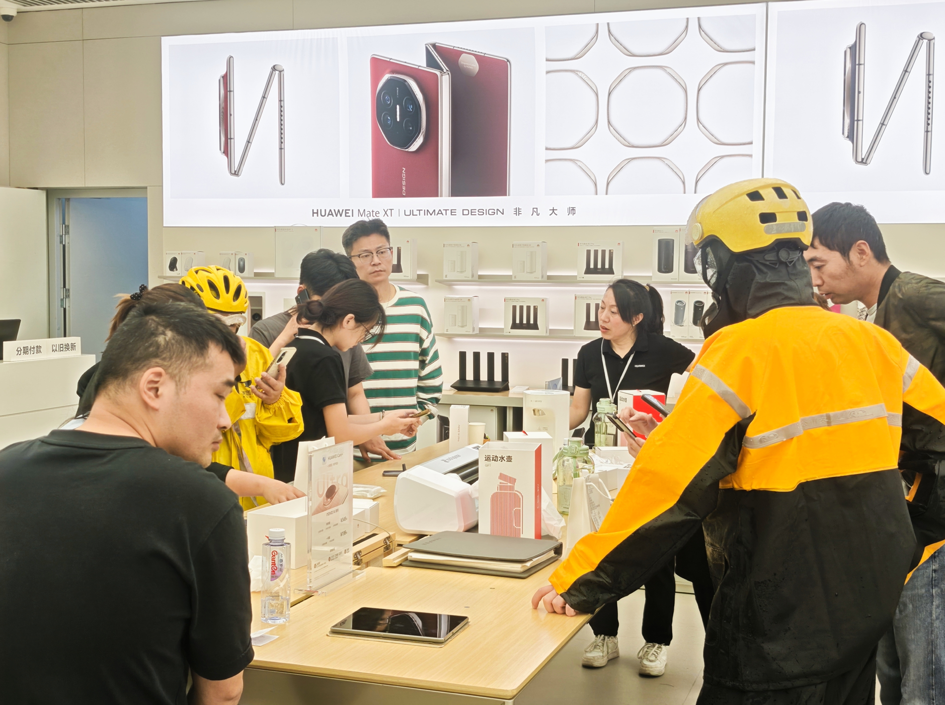 nova14开售华为门店被挤爆了好家伙！路过门店直接被吓到了！这阵势有点吓人啊！