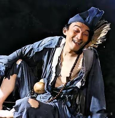 济公在灵隐寺疯疯癫癫过了一百年，临圆寂前，方丈忍不住问他：你到底为什么装疯？
