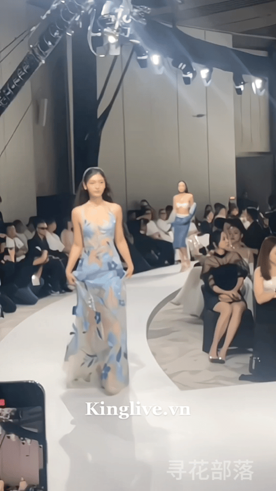 女模特踩到裙子摔倒，放大过分了哈！ ​​​