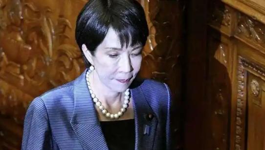当初吹成“日本首位女首相”的高市早苗，现在直接摔下神坛了！
 
之前被各路势力捧