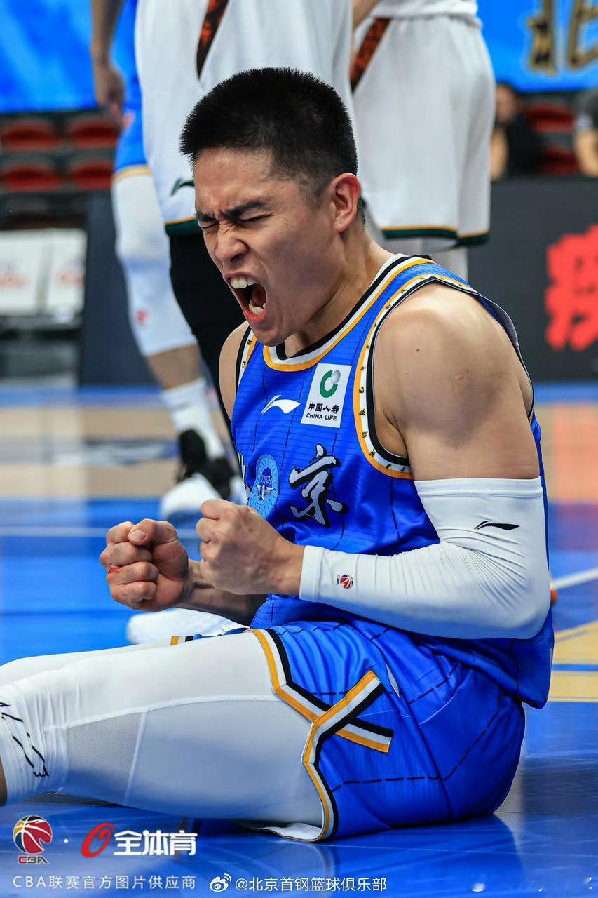 开赛至今4场，陈盈骏三分合计21中13（62%）。其中4场比赛下半场3分合计8中