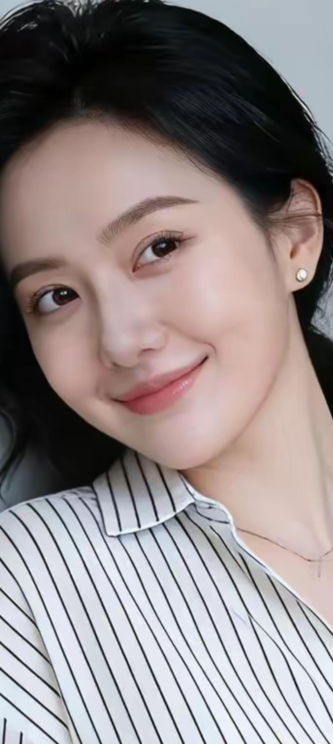 温柔甜美的微笑，黑白条纹衬衫，简约而优雅。