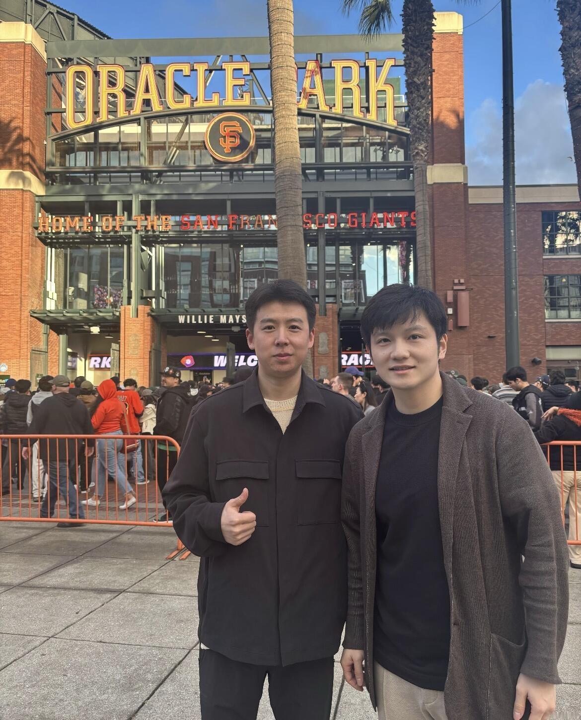 樊振东别人一拍就是那么青春男大，又看到了粉丝的合照，真的好看，留念！
东哥一看就