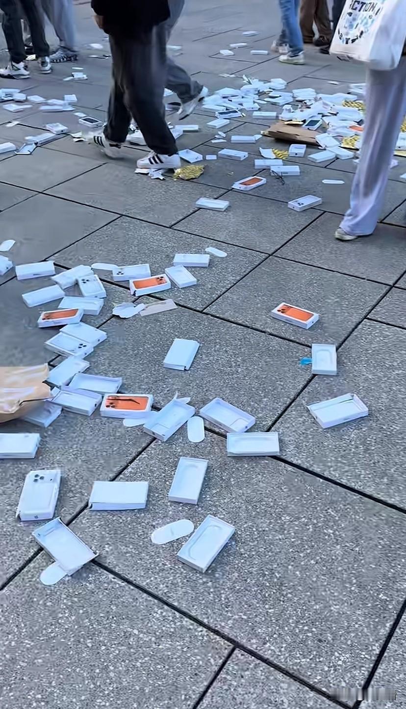 笑不活了！德国街头撒满iPhone 17 Pro，可怜的老板被直接清空库存，留下