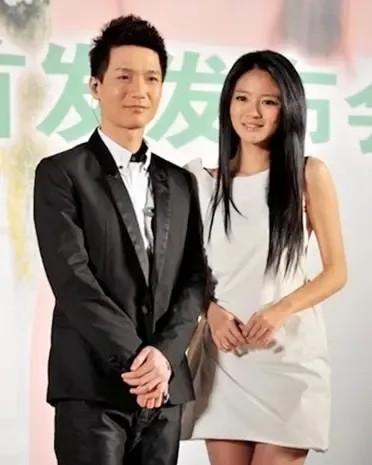 2009年，湖南卫视跨年演唱会上，作为压轴，要唱3首歌的陈楚生，在候场时突然对助