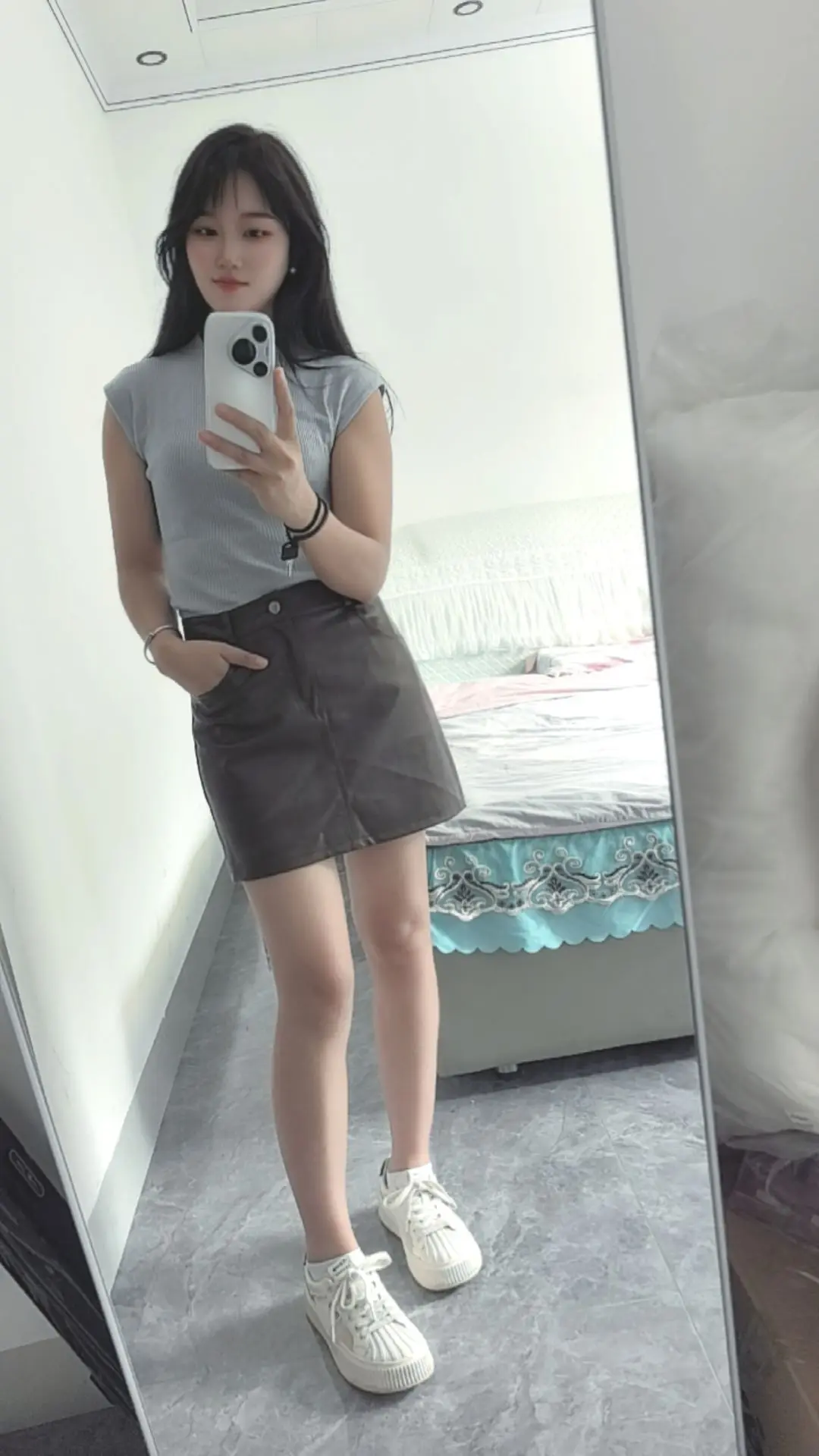 人必须得穷，人不穷一次，哪知道身边谁真心对你好。人只会在最低谷，被人瞧...
