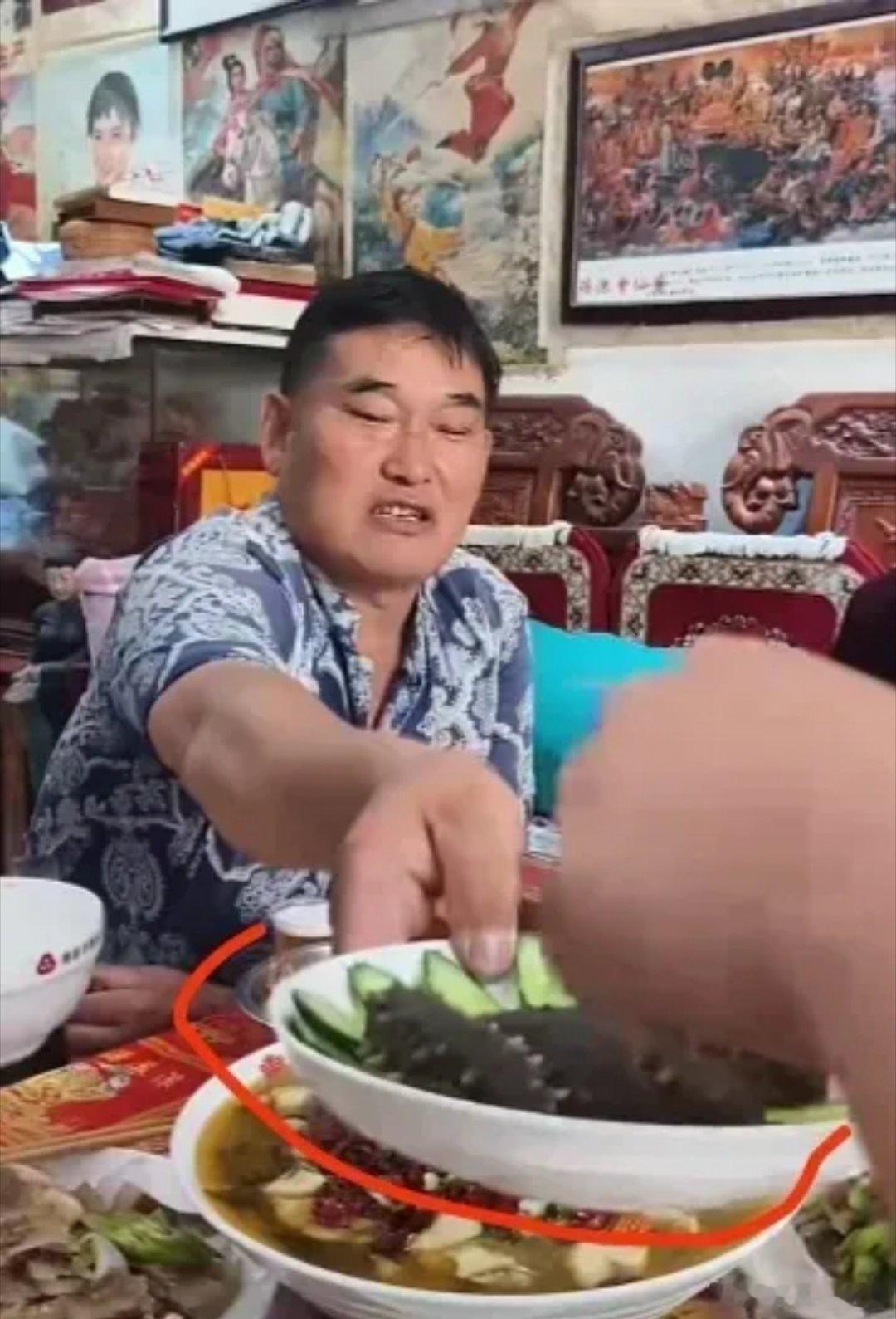 大衣哥朱之文真的太好了好客了，有粉丝来访，大衣哥拿出家里最好的海参招待，不停的让