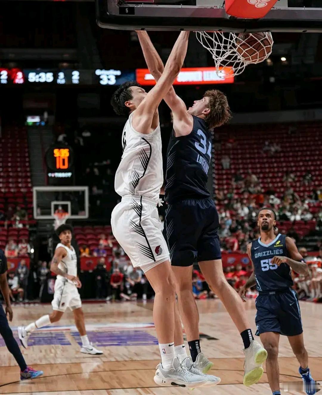 小杨这个劈扣炸裂，这也是今天，他面对全新的困难和挑战，自己在努力调整的迹象。很明