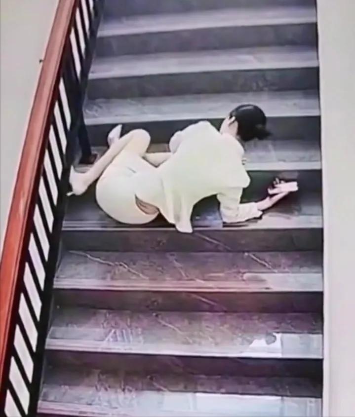 “当代周扒皮！”广西南宁，女子为了能挤上公司早高峰的电梯准点上班，特意每次先下到