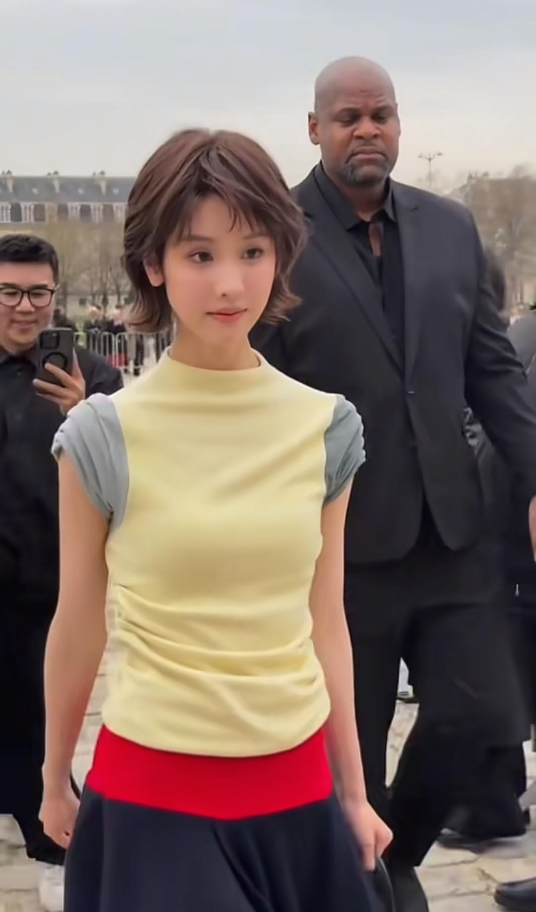 说实话，
我刷到陈都灵那个，
15秒换13套造型的视频时，
第一反应不是好美，