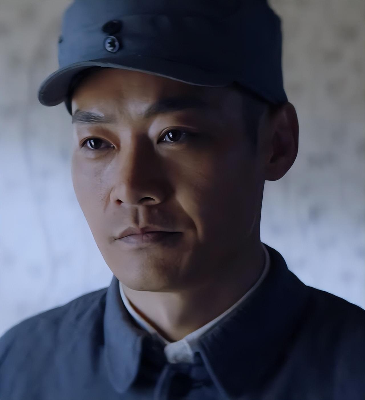 你有没有琢磨过一个问题：同样都是身手顶尖、忠心耿耿的贴身护卫，为什么《亮剑》里的