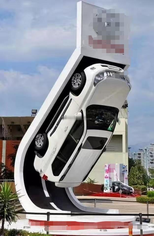 他们想表达什么内容呢？是想证明，他们家的车，“粘度”非常高，“抓地力”非常强，开