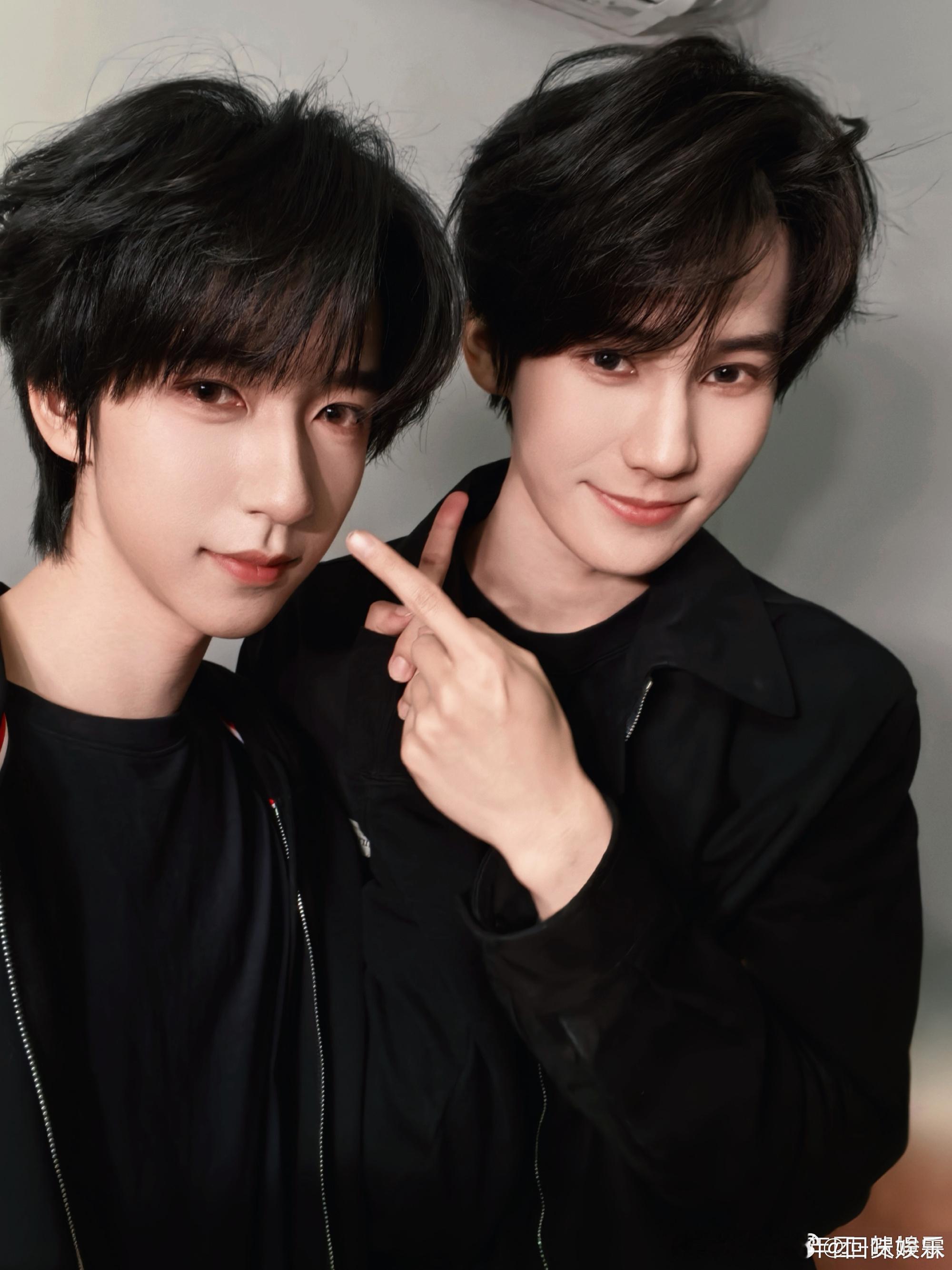 张真源半夜接贺峻霖电话贺峻霖说张真源让人安心 破防了，张真源永远是贺峻霖的安心后