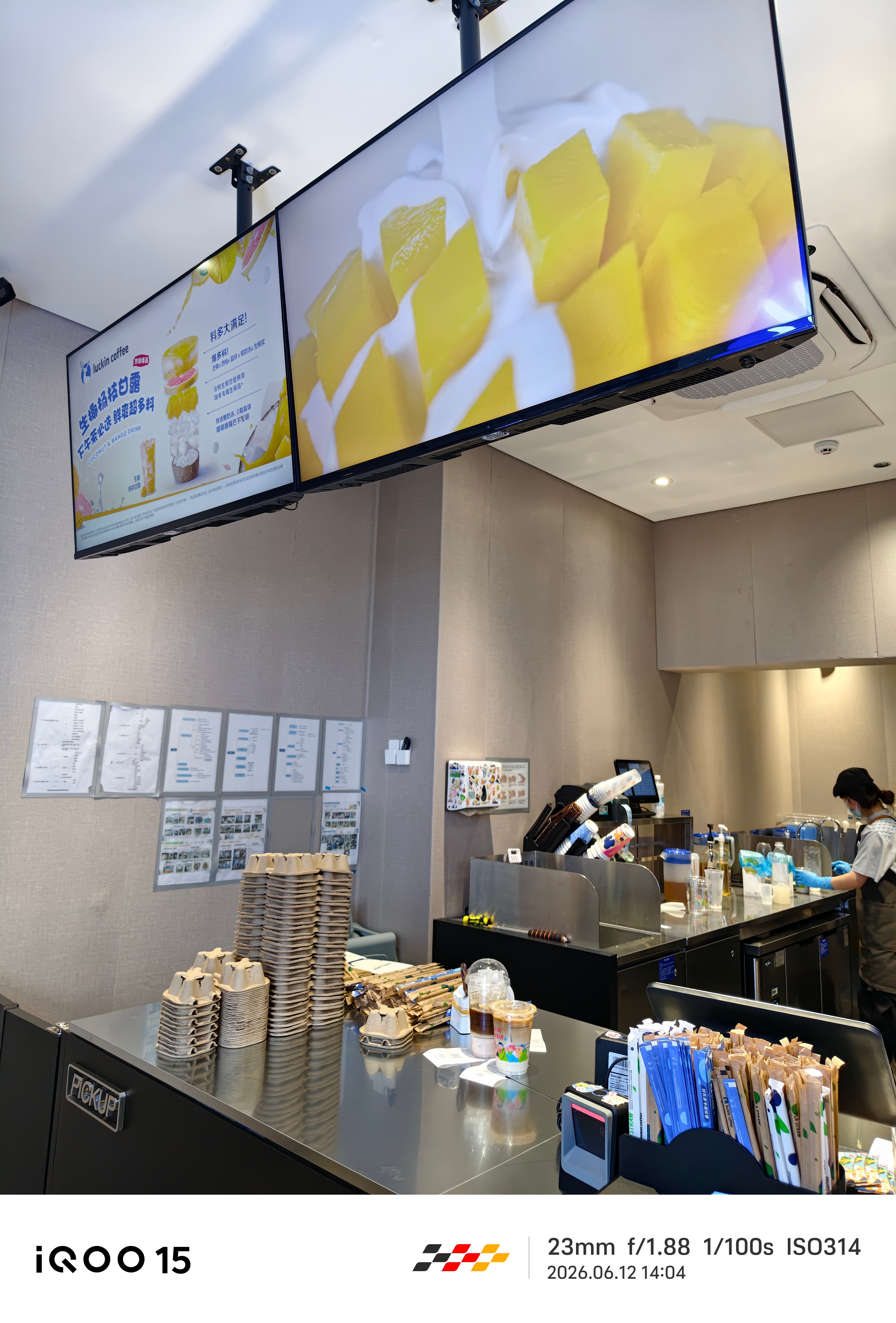 之前总剪头发那家店终于装修好了超长的头发终于剪了回来买了一杯满冰的瑞幸橙C美式，