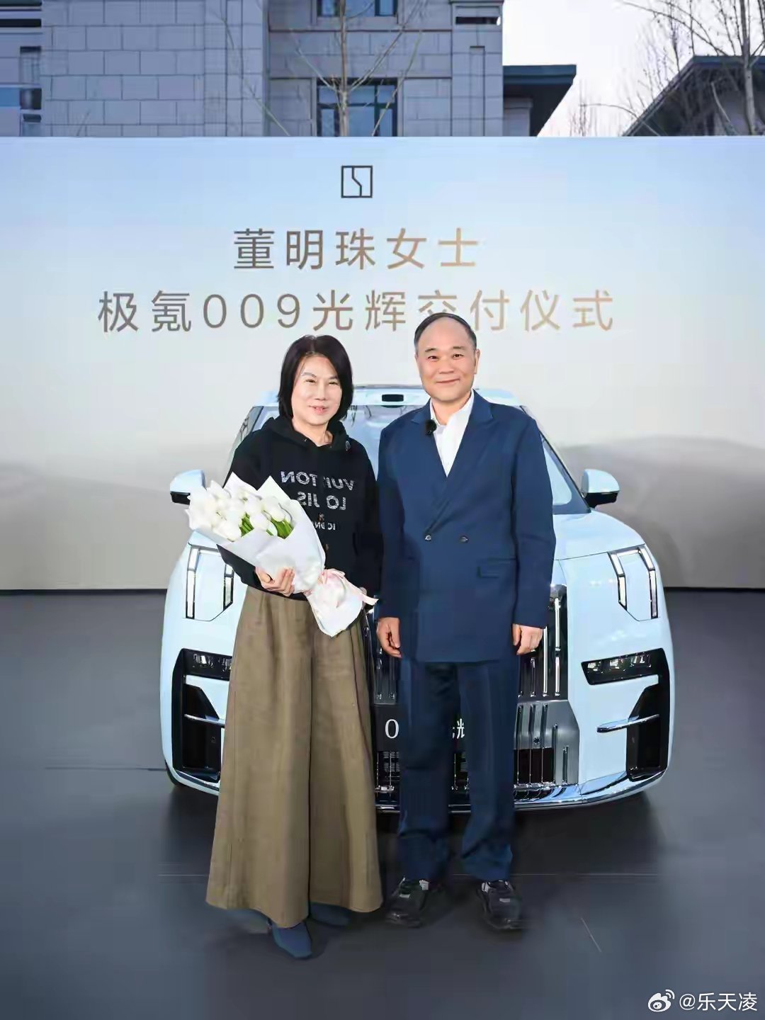 李书福亲自为董明珠交车  李书福亲自为董明珠交付高端豪华座驾，两大实业领军同框，