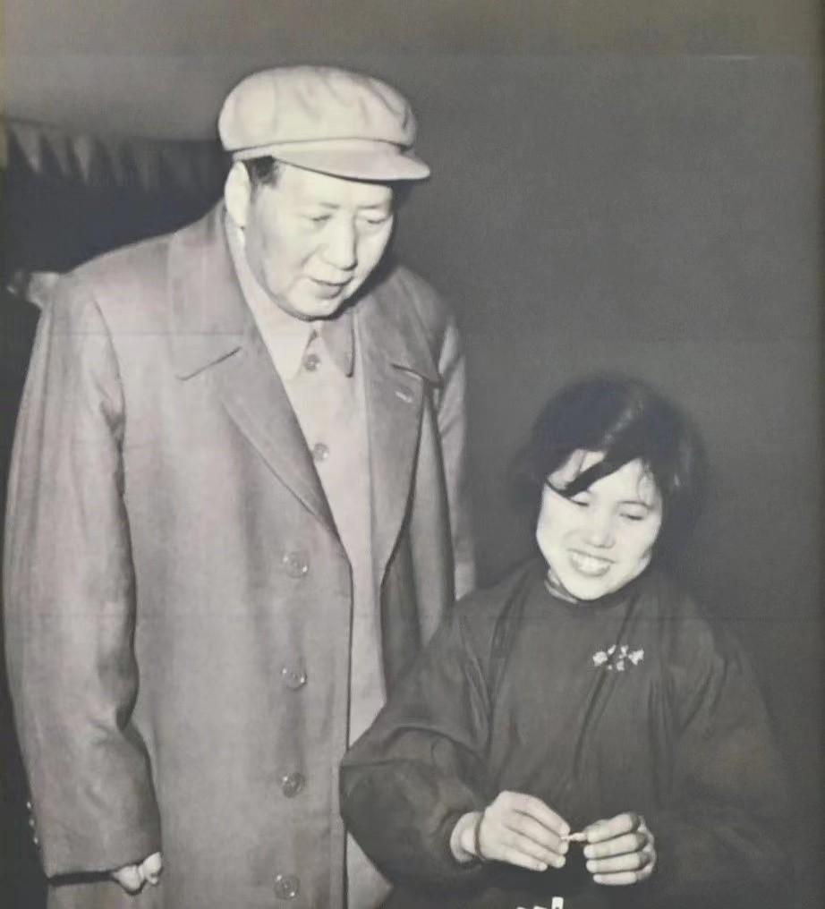 1958年，毛主席来到沈阳机床电器厂视察，全厂工人都低头不语，只有一位年轻女性大