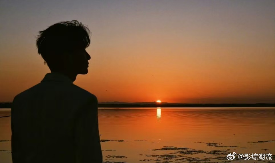 陈楚生 夕阳是月光的伏笔 这句“夕阳是月光的伏笔”真的是给我带来了满满的感动！陈