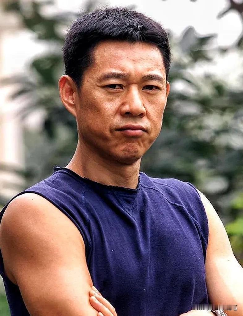 实力派老戏骨，一级演员，张丰毅说：我在学校上学的时候有点内向，话特别少，应该是属