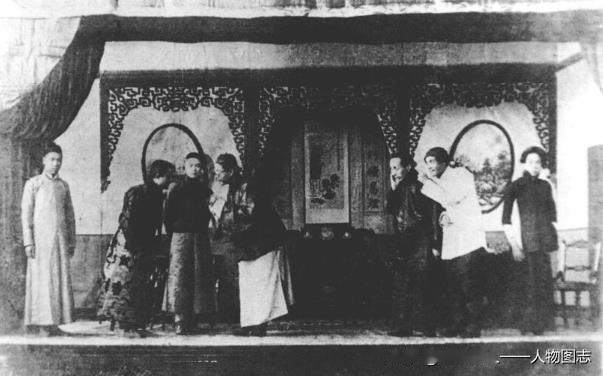 周恩来(右一 )参加演出的新剧《一元钱》剧照