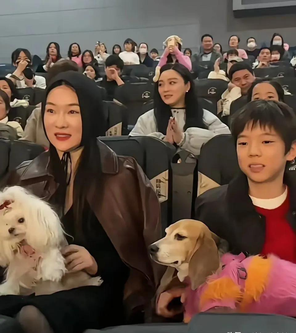 霍思燕衣品很开门，给狗狗设计的发型更开门，自从退休后，整个人像换了个人似的，肉眼