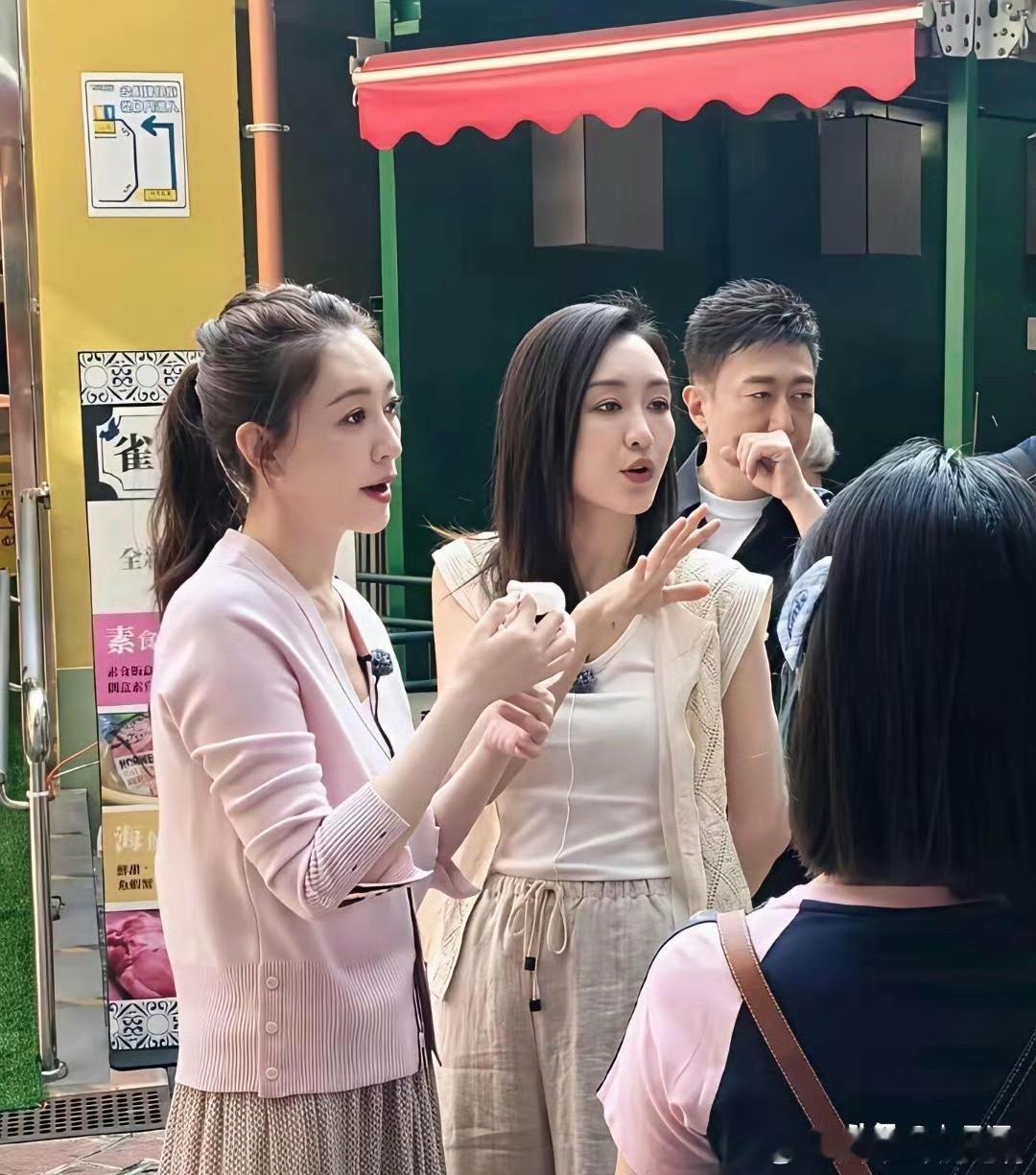 王鸥和李小冉的现实模样，果然与荧幕上的形象大相径庭。谁能想到，她们私下里竟然这般