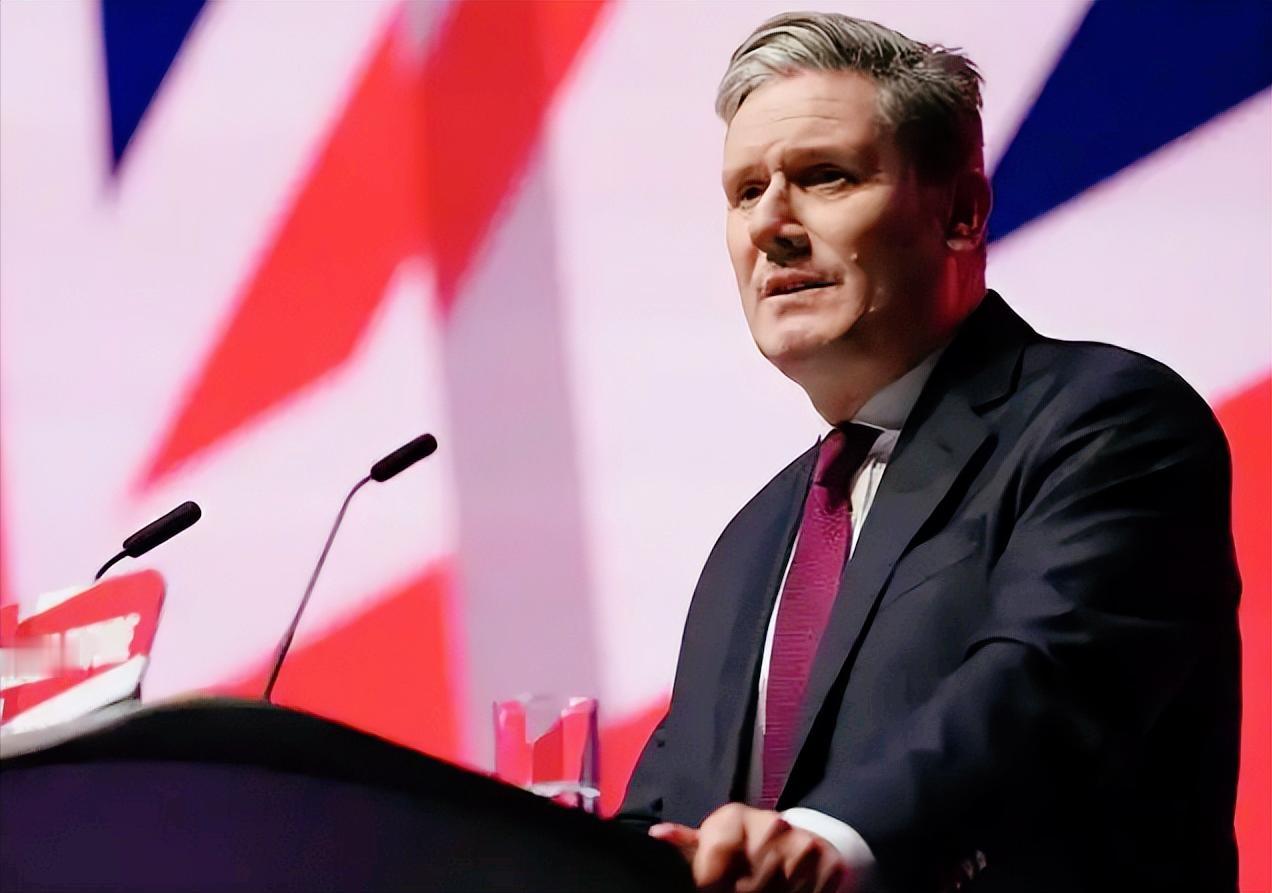 英国政坛算是乱套了！爱泼斯坦案扯出首相府的用人丑闻，直接将英国首相斯塔默推上了风