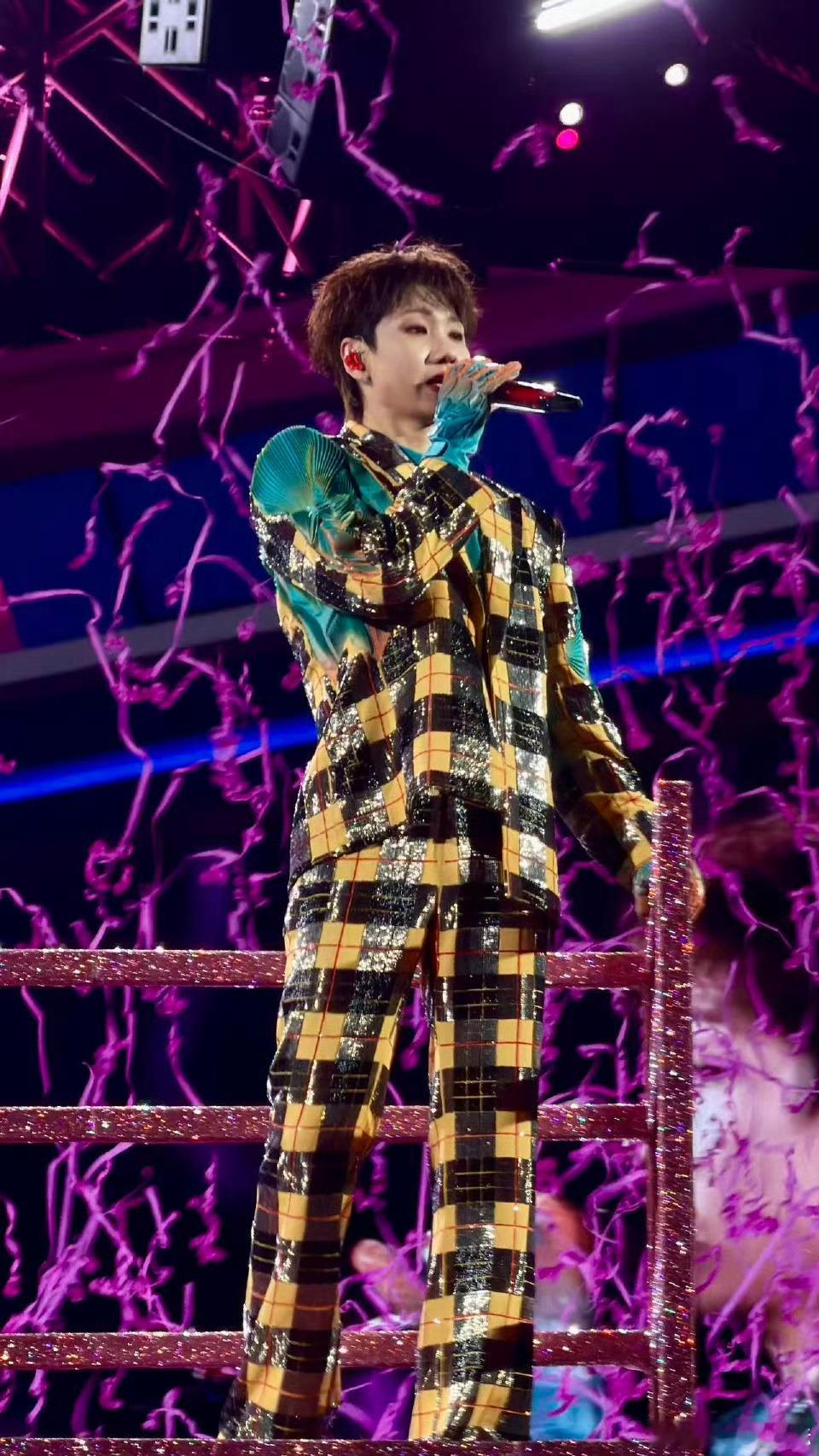 汪苏泷厦门场这身黄黑格西装太炸了！亮片格纹自带舞台buff，蓝绿褶皱袖+渐变内搭