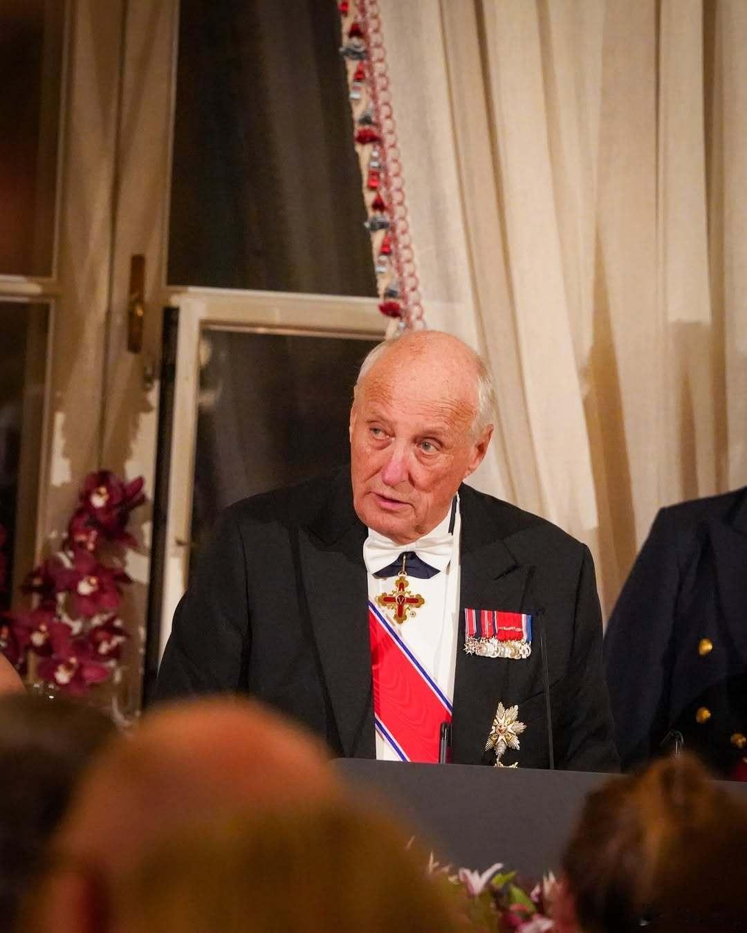 挪威王室 🇳🇴10月23日，哈拉尔国王在王宫为挪威议会成员举办晚宴。王后索妮